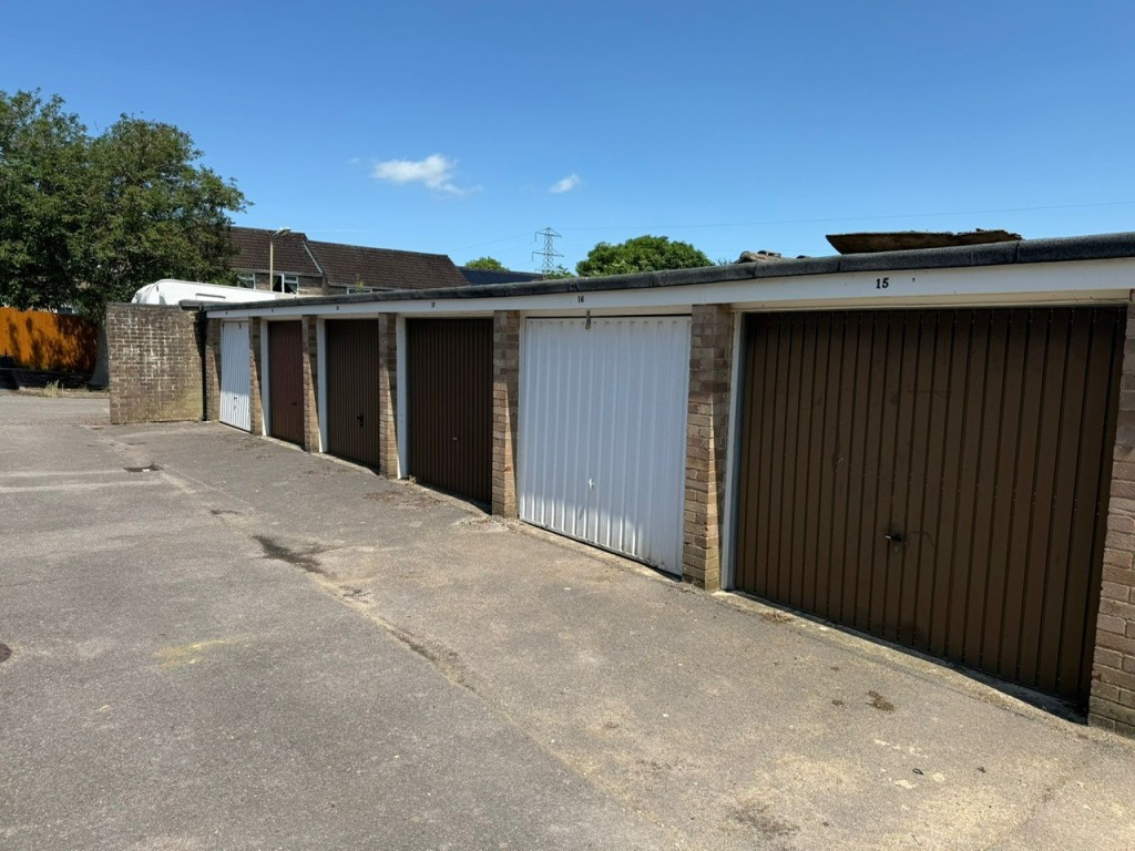 Lot: 35 - 19 LOCK-UP GARAGES FOR INVESTMENT - Garages 15-19